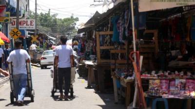 Los vendedores han ocupado cerca de la mitad de las calles y avenidas de El Centro. Foto: Yoseph Amaya.