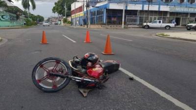 Así quedó la motocicleta en la que se conducía el hombre atropellado.