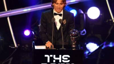 Real Madrid and Croatia midfielder Luka Modric speaks after winning the trophy for the Best FIFA Men's Player of 2018 Award during The Best FIFA Football Awards ceremony, on September 24, 2018 in London. / AFP PHOTO / Ben STANSALL