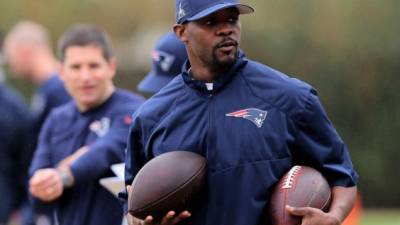 Brian Flores en un entrenamiento de los New England Patriots.