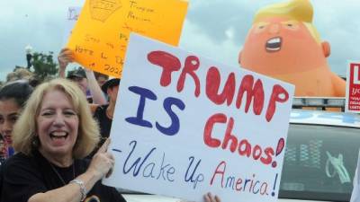 Manifestantes protestan en contra de Donald Trump, después de que este anunciara su candidatura oficial para las elecciones 2020. EFE