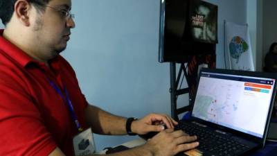 Manuel Ovelar muestra la aplicación antiextorsión creada junto a Luis Aguilar.