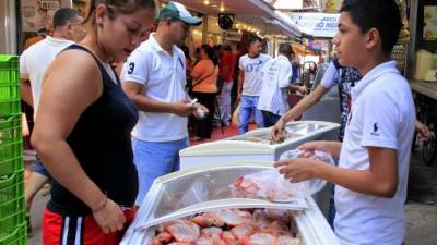 Los mariscos son productos que se ofrecen con más fuerza durante este feriado. Los vendedores del Dandy esperan levantar las ventas. Foto: Cristina Santos