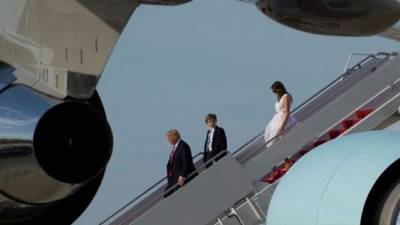 El presidente de los Estados Unidos, Donald J. Trump; la primera dama, Melania, y su hijo, Barron, descienden del Air Force One tras su viaje a Florida, en la Base Conjunta Andrews, Maryland, EUA. EFE/Archivo.