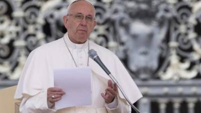 El papa Francisco durante su tradicional audiencia general de los miércoles celebrada en la Plaza de San Pedro del Vaticano, ayer. EFE