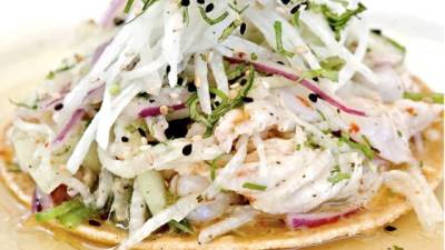 Servir en tostadas y decorar con ajonjolí tostado y cilantro al gusto.