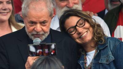 El expresidente de Brasil, Lula da Silva, junto a su novia Rosángela da Silva.
