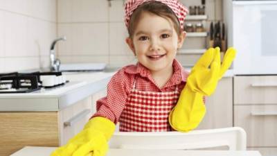 A partir de los 6 años los niños pueden realizar tareas como: ayudar a cocinar, levantar la mesa y limpiar la cocina.