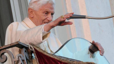 El papa Benedicto XVI saluda a sus seguidores en la plaza de la Libertad de Castelgandolfo, Italia, el 28 de febrero del 2013, días después de su renuncia. EFE/Archivo