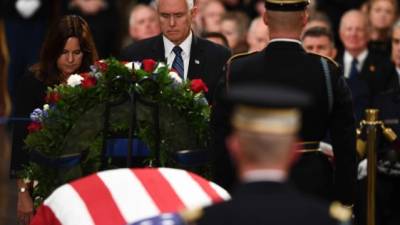 El ataúd del 41º presidente de Estados Unidos, George Herbert Walker Bush, fue colocado el lunes en capilla ardiente en el Capitolio en Washington, dando inicio a cuatro días de honras fúnebres al exmandatario, lideradas por el vicepresidente Mike Pence y el presidente Donald Trump.