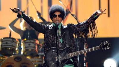 Durante sus últimas presentaciones, Prince regresó a un estilo de la década de los 60 y lentes al estilo John Lennon.