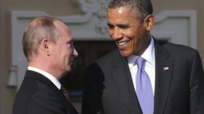 Fotografía tomad el pasado 12 de septiembre en la que se registró al presidente ruso, Vladimir Putin (i), al saludar a su homólogo estadounidense, Barack Obama (d), quienes según la revista Forbes son los hombres más poderosos del planeta. EFE/Archivo
