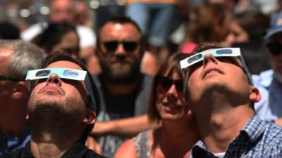 Millones de estadounidenses sí siguieron las recomendaciones de seguridad para ver el eclipse solar.