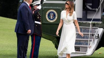 Melania Trump lo vuelve a hacer.Pese a la lluvia de críticas que recibió tras convertirse en la inesperada protagonista de las celebraciones del 4 de Julio al mostrar 'accidentalmente' su busto en un vestido blanco sin sujetador, la primera dama exhibió nuevamente sus atributos.
