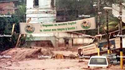 La Hoya. La crecida inusitada del río Chiquito obligó a evacuar a los reos de la antigua Penitenciaría Central. Fotografías AFP