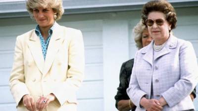 La princesa Diana de Gales y la reina Isabel de Inglaterra mantuvieron una relación distante, así lo demuestra esta foto tomada el 31 de mayo de 1987 en un evento de polo en Windsor.