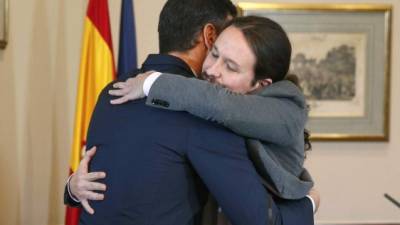 Los otrora enemigos políticos, Pedro Sánchez y Pablo Iglesias, sellaron un histórico acuerdo para formar Gobierno con un inesperado abrazo./AFP.