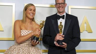 Dana Murray y Pete Docter, ganadores del largometraje de animación por 'Soul', posan en la sala de prensa de los Oscar en el Union Station en Los Ángeles.