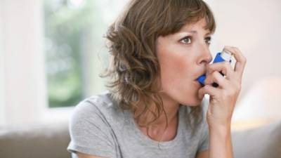 Señales de advertencia de que el asma no está bajo control: tiene síntomas de asma o usa un inhalador más de dos veces a la semana.