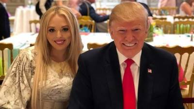 Tiffany Trump, la hija menor del presidente estadounidense, Donald Trump, ha despertado rumores de embarazo en redes sociales tras lucir exuberantes curvas que distan de su estilizada imagen de unos pocos meses atrás.