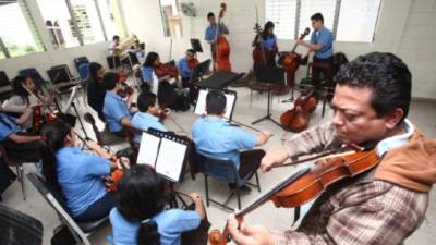Los alumnos de la Victoriano López ensayan con los instrumentos.