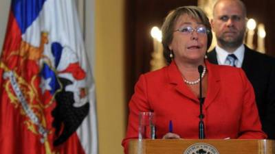 - La presidenta de Chile, Michelle Bachelet, habla hoy, miércoles 2 de abril de 2014, en Santiago (Chile). Bachelet decretó zona de catástrofe en las regiones de Arica y Parinacota, en el norte del país, que la noche de este martes se vieron sacudidas por un terremoto de 8,2 grados Richter que causó cinco muertos y considerables daños materiales. EFE/ARIEL MARINKOVIC