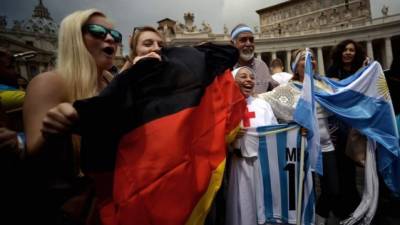 Aficionados del Argentina y Alemania en El Vaticano.