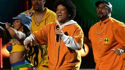 Cardi B (i) y Bruno Mars (c) interpretaron el remix de la canción 'Finesse' durante la 60 entrega de los premios Grammy. / AFP PHOTO / Timothy A. CLARY