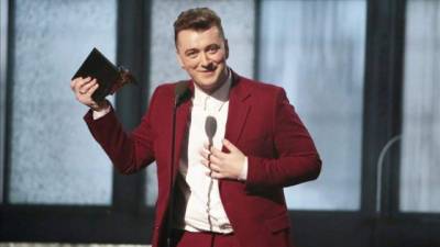 El británico Sam Smith anunció el martes que cantará el tema principal de la próxima película de James Bond, 'Spectre'.