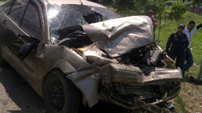 El carro que conducía la maestra quedó semidestruido después del choque con la camioneta.