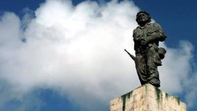 Imagen de la estatua de Ernesto 'Che' Guevara ubicada en el mausoleo donde reposa su cuerpo, en la ciudad de Santa Clara. EFE/Archivo