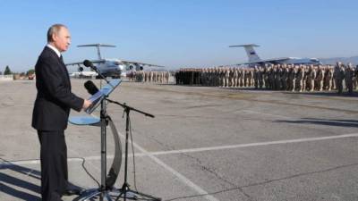 Putin se dirige a las tropas rusas reunidas en su base de operaciones de Hmeimim, Siria, durante una fugaz visita sorpresa.