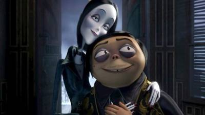 Los personajes Gomez (d) y Morticia Adamas. EFE