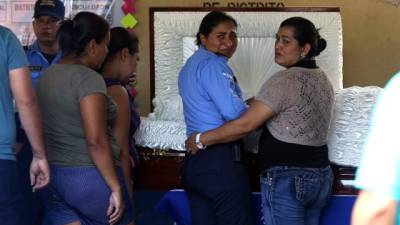 Familiares y compañeros de Olman Galindo al momento de su velatorio.