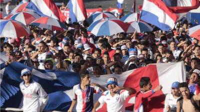 Momento en que los seguidores del Olimpia llegaban al estadio Nacional de Tegucigalpa.