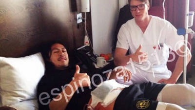 Roger Espinoza subió esta foto a su cuenta de Instagram luego de someterse a la operación en Alemania.