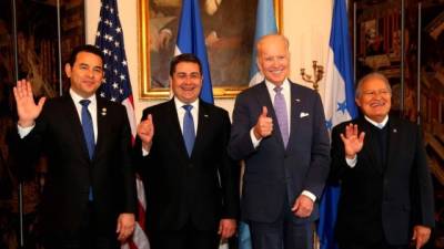 Los mandatarios Jimmy Morales de Guatemala, Juan Orlando Hernández de Honduras, el vicepresidente de Estados Unidos, Joe Biden, y el presidente Salvador Sánchez Cerén se reunieron ayer en Washington.