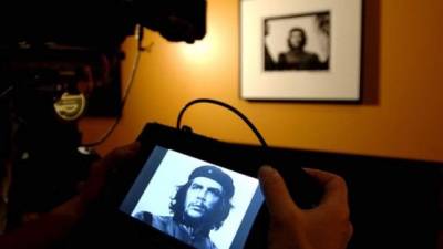 Un cámara de televisión graba una fotografía de Alberto Korda, una de las piezas centrales de la exposición fotográfica en torno al revolucionario Che Guevara, que se inauguró en Londres, Reino Unido. EFE/Archivo