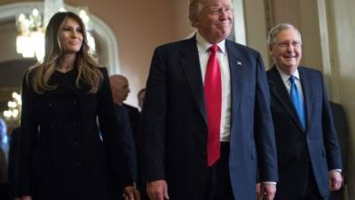 El presidente electo Donald Trump acompañado de su esposa Melania.