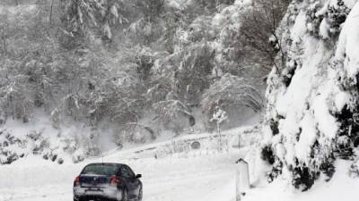 Copiosas nevadas sobre gran parte de España provocaron la cancelación de 70 vuelos en el aeropuerto de Madrid, así como la anulación de clases para más de 50 mil niños, informaron autoridades.