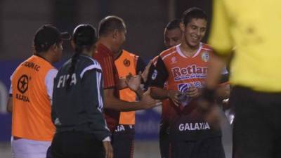 Juan Mejía celebrando su tanto.