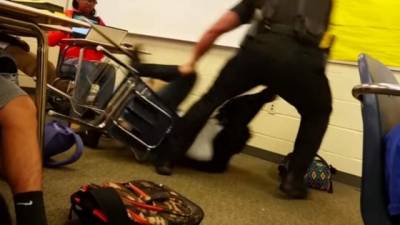 El policía que literalmente arrastró a una estudiante afroamericana fue despedido tras desatar una ola de protestas en EUA.