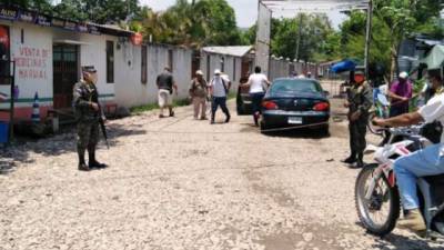 En la Villa de San Antonio han colocado un túnel de desinfección. En la frontera con el Amatillo y Guasaule se toma temperatura a quienes ingresan al país y los aislan. Los niños en Sabanagrande están usando mascarillas. En Ojojona, los dueños de negocios colocan divisiones con plástico para atender a los clientes. En Migración, el personal toma temperatura antes de atender, y en Marcovia, la alcaldía donó mascarillas. Fotos Andro Rodríguez