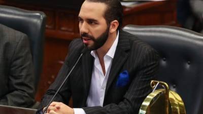 El controversial mandatario salvadoreño, Nayib Bukele, ha ordenado los primeros despidos de su Gobierno por Twitter./AFP.