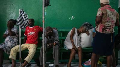 Pacientes esperaban ser atendidos en el Hospital Universitario Estatal de Haití. El hospital ya cerró.