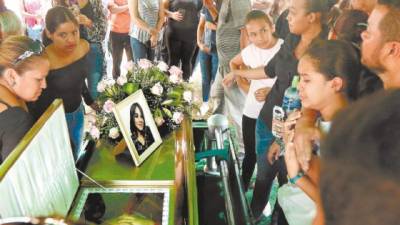 La joven Karla del Rosario Ramírez Iglesias fue velada en una funeraria y ayer la enterraron.