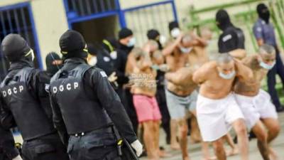 El Faro divulgó imágenes de las supuestas reuniones entre funcionarios de Bukeles y pandilleros en prisión./