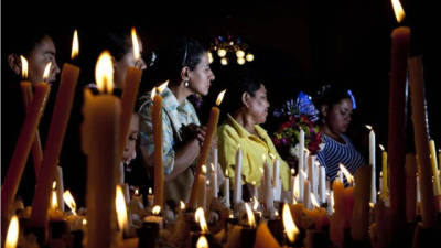 Creyentes católicos permanecen en la Basílica de la Virgen de Suyapa hoy, domingo 2 de febrero de 2014, en Tegucigalpa (Honduras). La diminuta imagen de la Virgen de Suyapa, patrona de Honduras, sigue siendo uno de los principales símbolos de fe de muchos hondureños, que en estos días están llegando por miles a su santuario para pedirle que les de seguridad, empleo y un buen gobierno. EFE