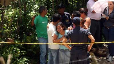 En medio del dolor por el asesinato de madre e hija, parientes de las víctimas pedían a la Policía que investigara los hechos.