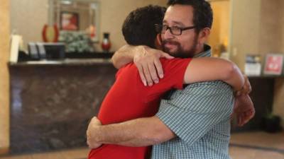 Un inmigrante salvadoreño identificado como Carlos se reencontró con su hijo, Esli, en un albergue en Texas./AFP.